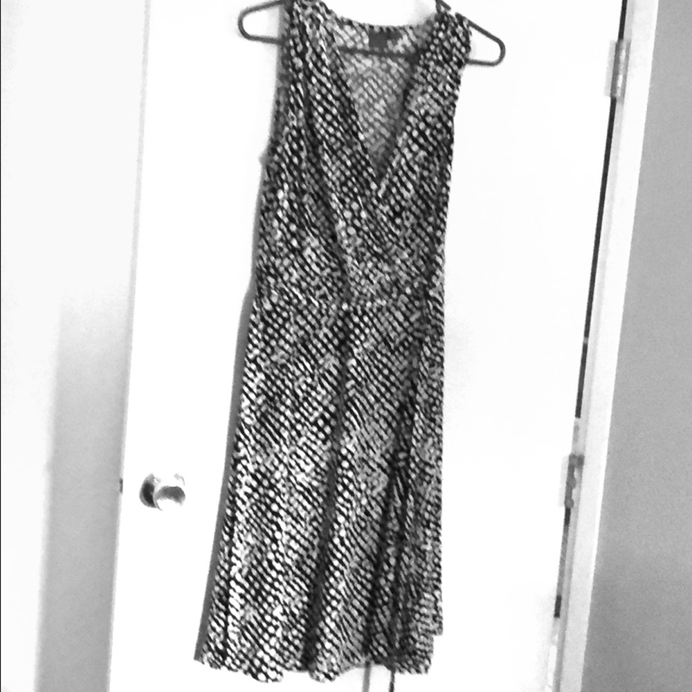 Cute black & white dress for work or travel !